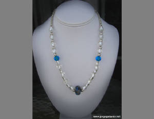 blue_necklace_2.jpg