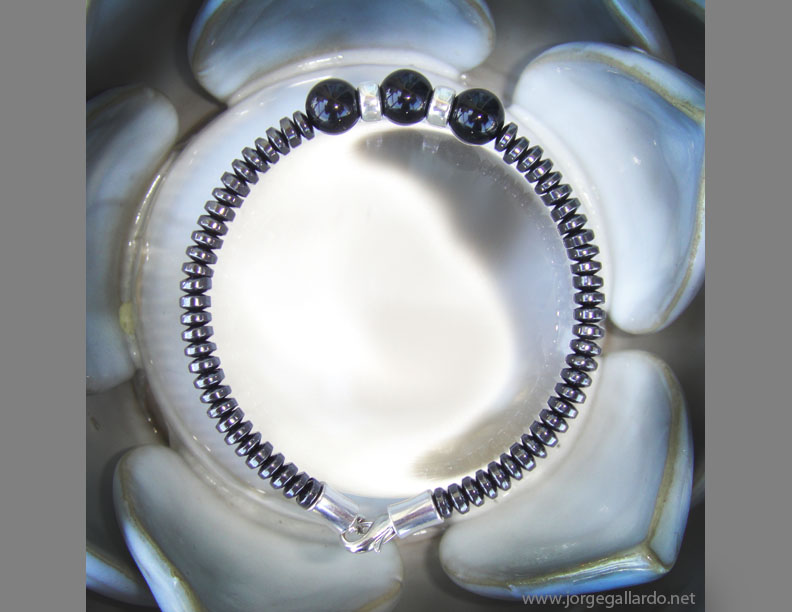 hematite_and_onyx_bracelet.jpg